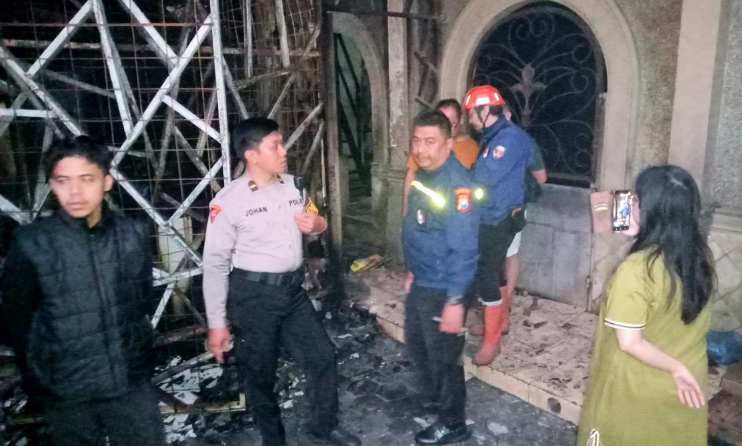 Toko Elektronik di Malang Terbakar, Dua Pick Up dan Satu Penjaga Jadi Korban