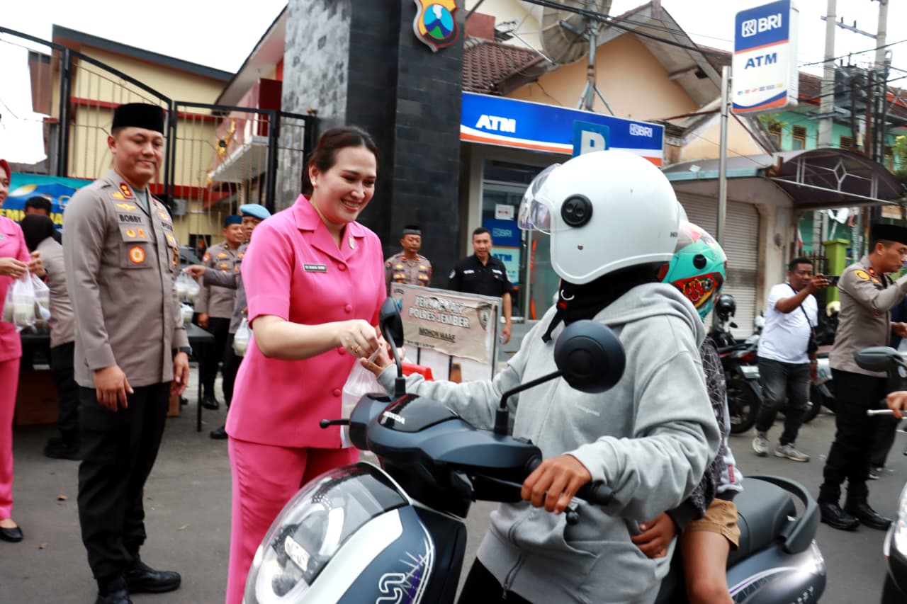 Sapa Warga, Polres Jember dan Bhayangkari Tebar Kehangatan Lewat Takjil