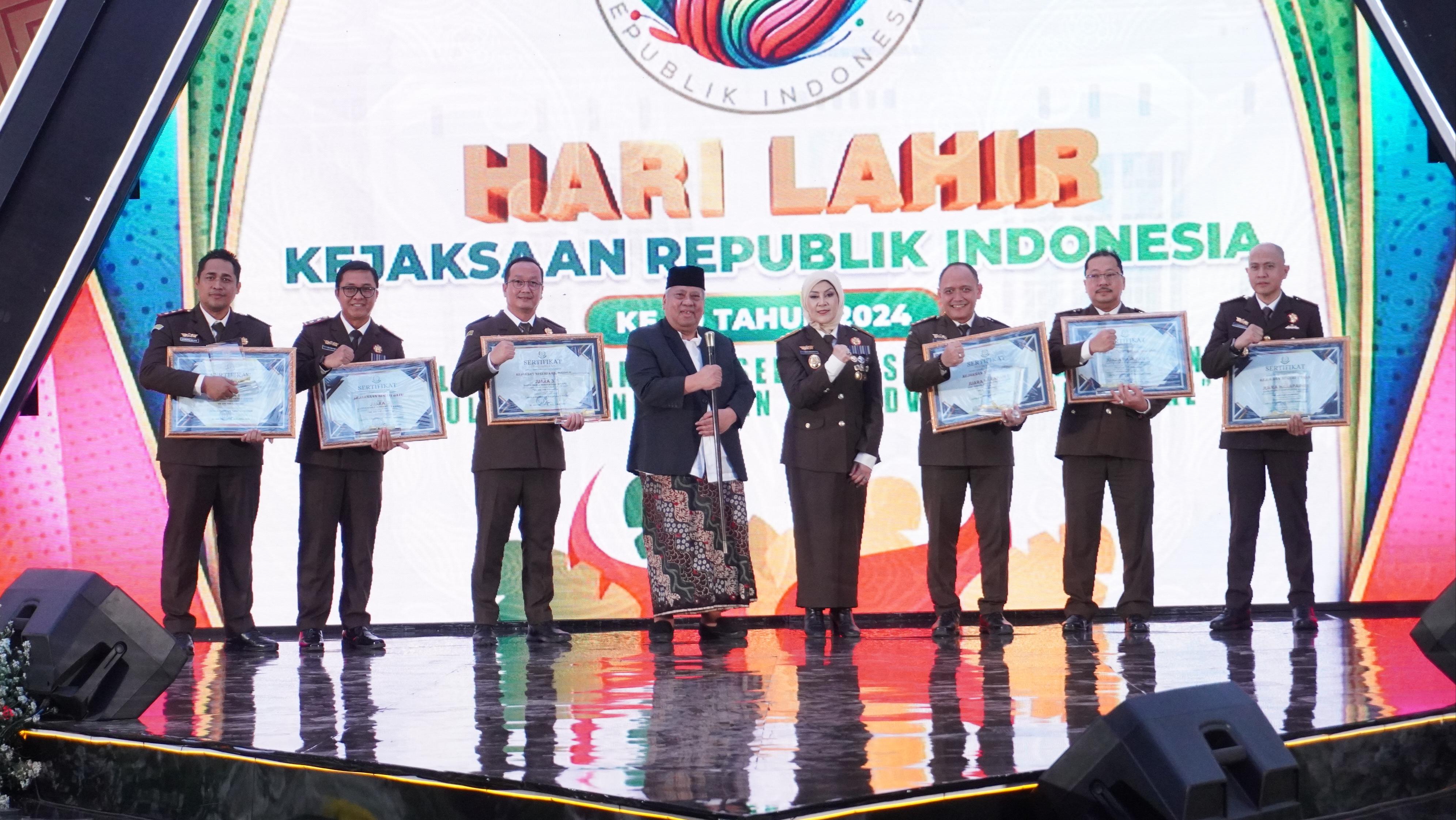 Stabilkan Ikon Kota Batu dengan Tanaman Apel, Kejari Kota Batu Raih Sustainable Innovation Award