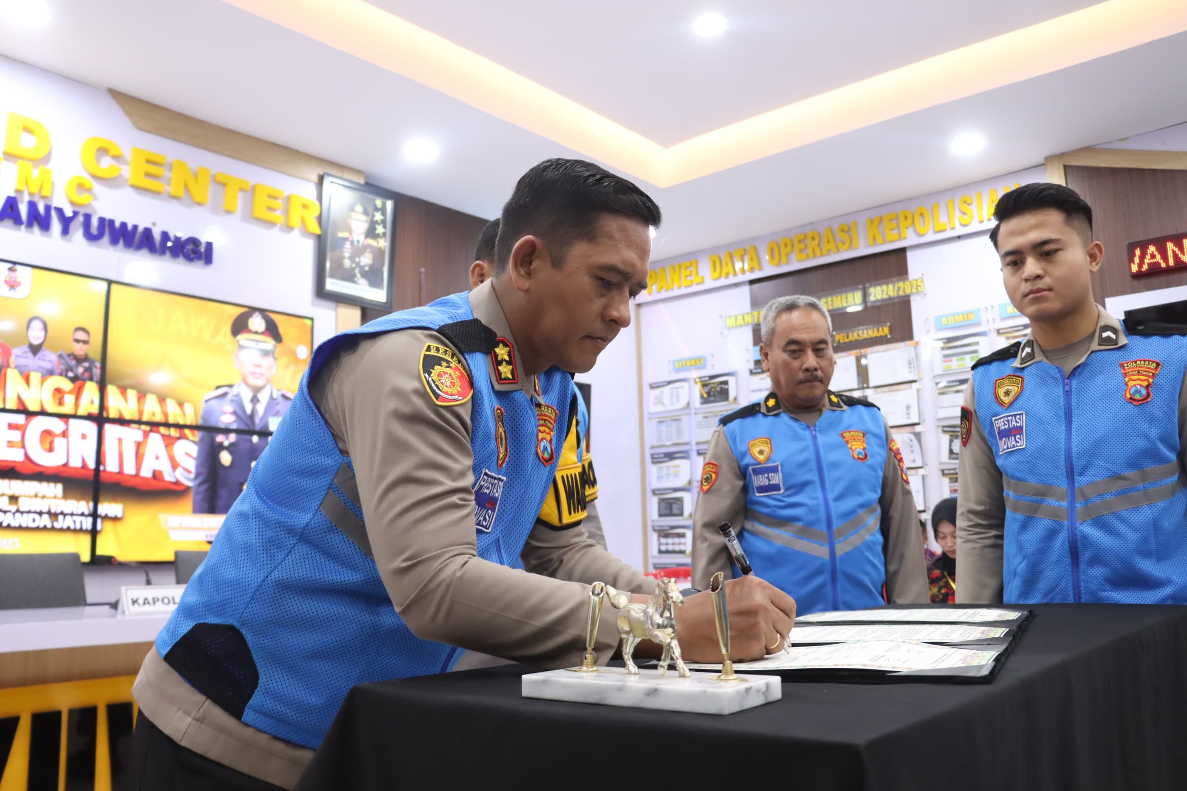 Polresta Banyuwangi Gelar Pengambilan Sumpah dan Penandatanganan Pakta Integritas Penerimaan Polri 2025