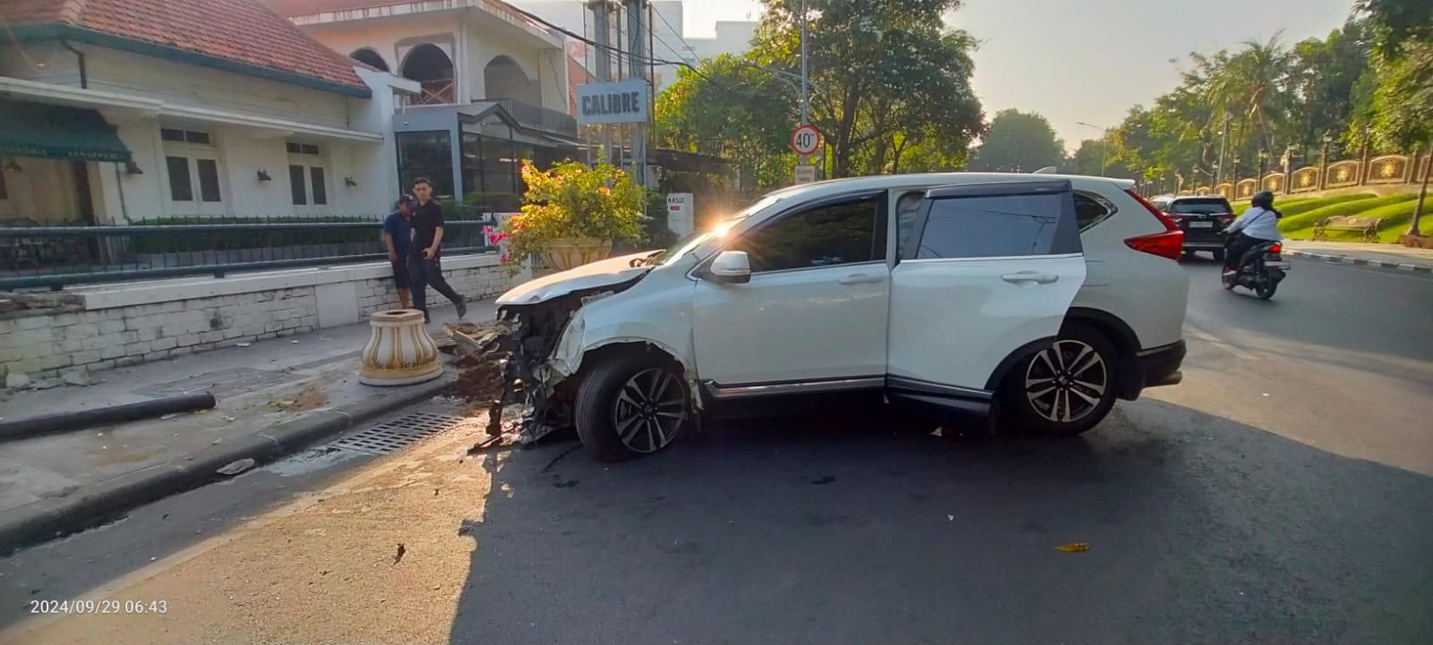 Baru Bikin SIM, Pengemudi CRV Tabrak Tiang dan Pot di Jalan Walikota Mustajab