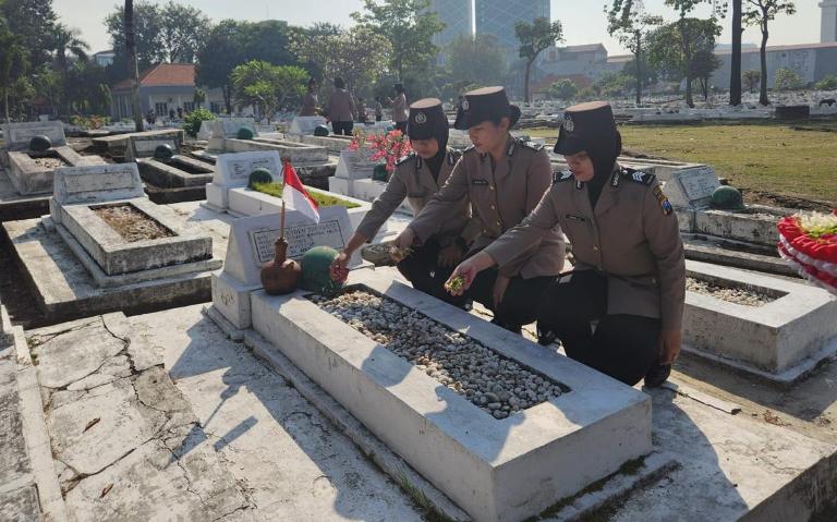  Peringati Hari Jadi Ke-77, Polwan Polres Pelabuhan Tanjung Perak Tabur Bunga di TMP 10 November Surabaya