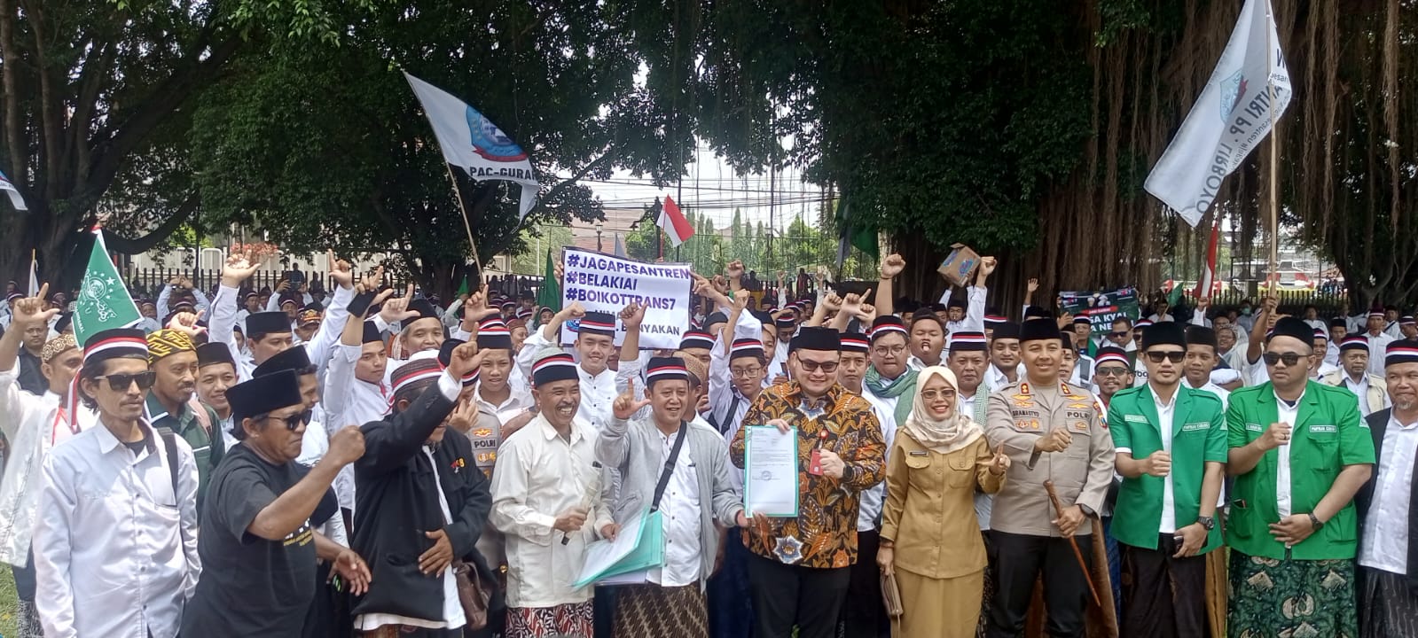 Himasal Kediri Raya Demo Pemkab Desak Chairul Tanjung Sowan ke KH Anwar Manshur