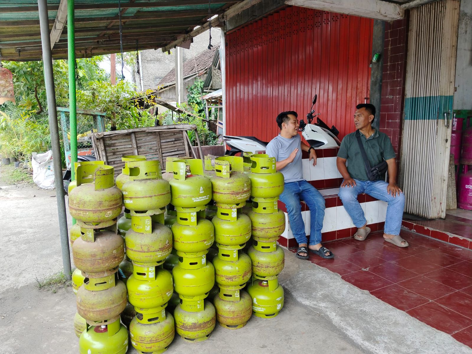 Polisi Ngawi Cek Stok dan Harga LPG di Geneng, Pastikan Pasokan Aman Selama Ramadan 