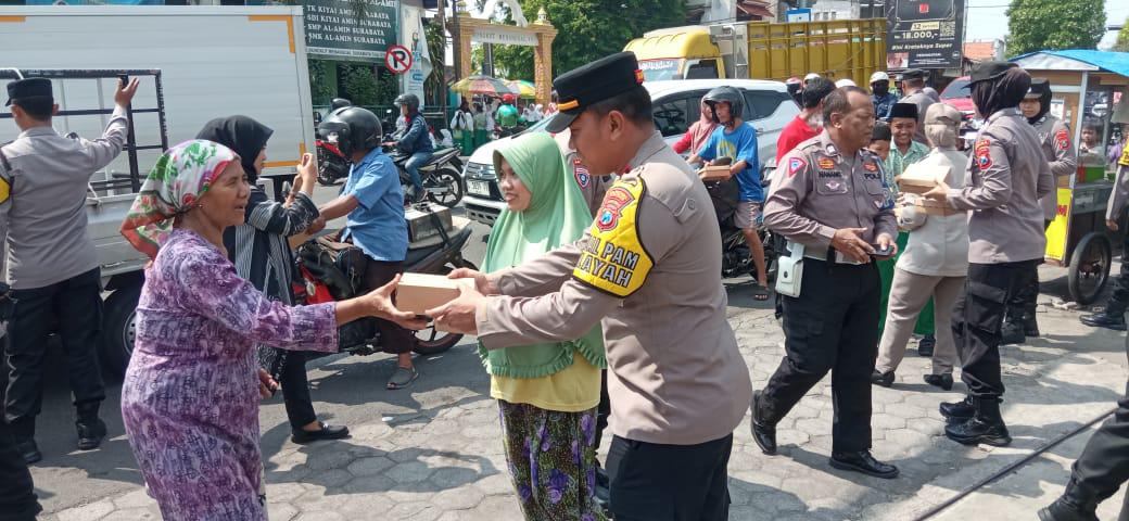 Kapolsek Gunung Anyar Salurkan Berkah Jumat, Tebar Kebaikan di Rungkut Menanggal