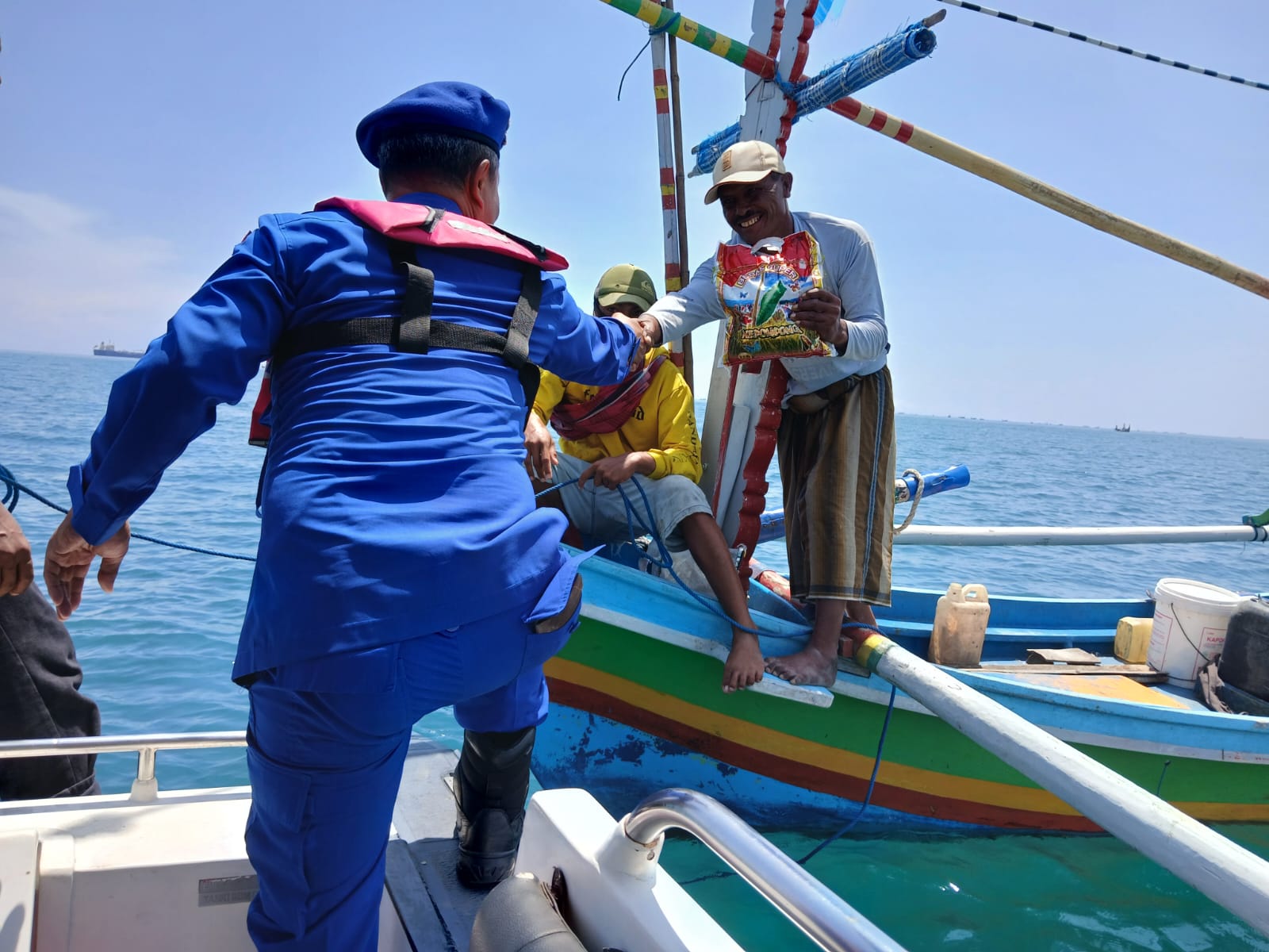 Peduli Nelayan, Satpolairud Polres Situbondo Bagikan Bantuan Beras Saat Patroli