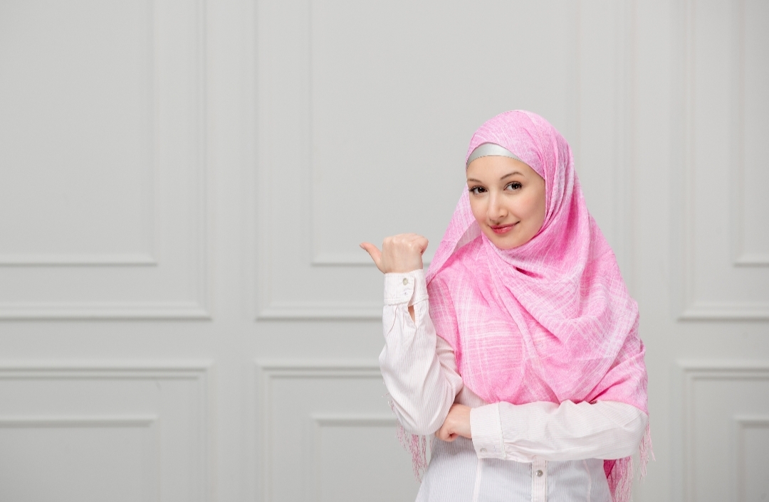 Trend Pashmina Shimmer Membuat Gelombang dalam Dunia Fashion, Berikut Kelebihan dan Kekurangannya