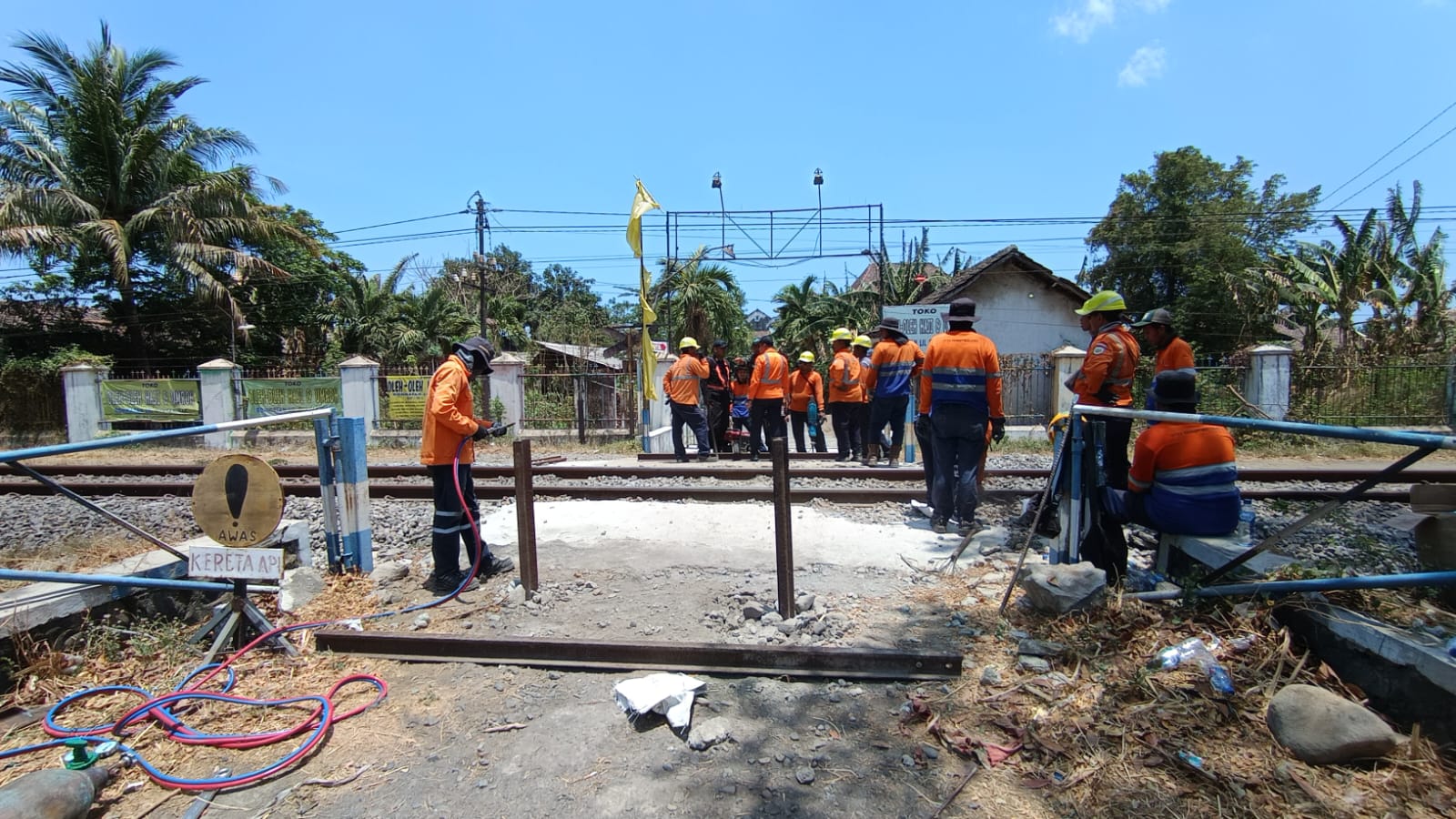 Jalan Warga Memotong Jalur KA di Probolinggo Mulai Ditutup Satu per Satu