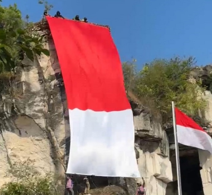 Pengibaran Bendera Merah Putih Raksasa di Bukit Sekapuk Gresik, Angin Kencang Picu Adrenalin