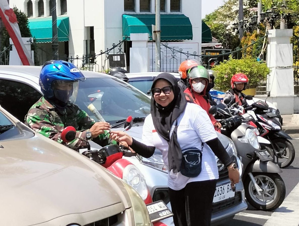 Ajak Masyarakat Kawal Pemilu Damai, Panwascam Tegalsari Gelar Aksi Bagi-bagi Bunga