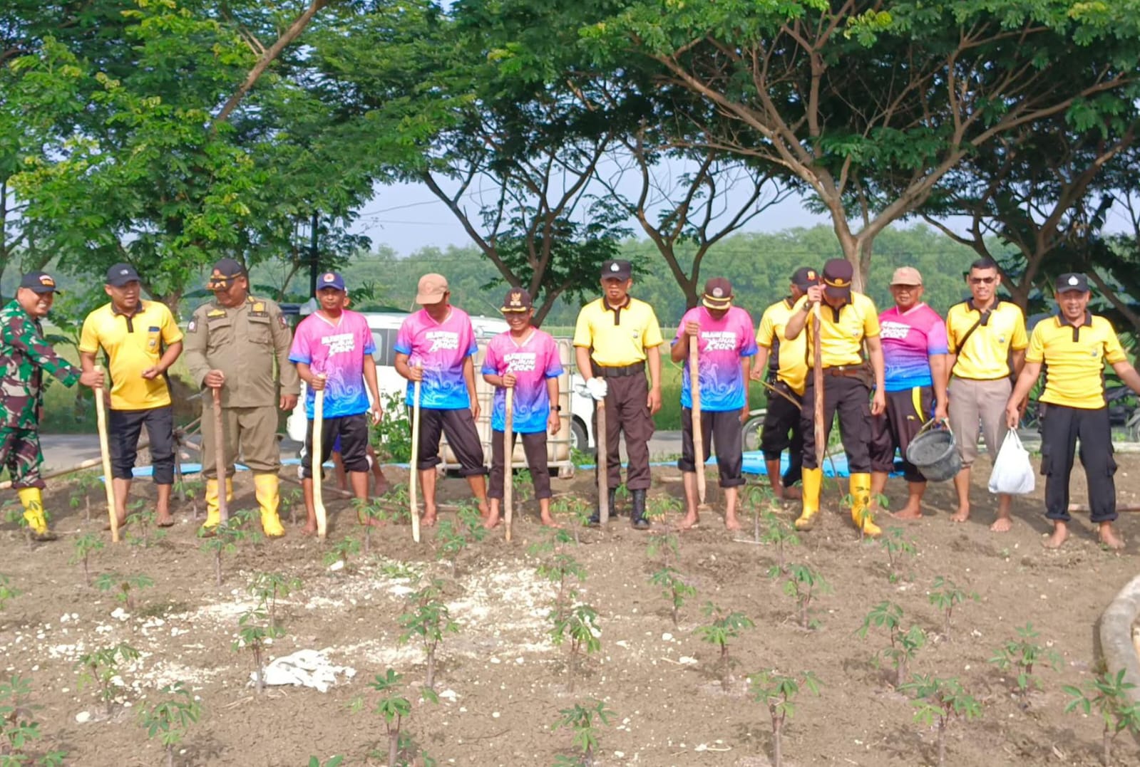 Polsek Balen Bagikan Benih Jagung untuk Dukung Program Ketahanan Pangan Menuju Indonesia Emas