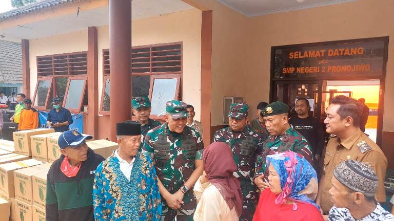 Pangdam V/Brawijaya Berikan Bantuan untuk Warga Terdampak Bencana Erupsi Semeru