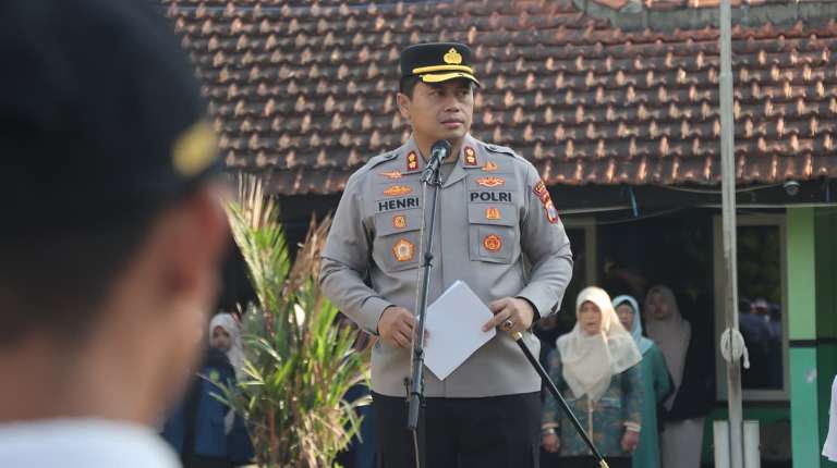 Kapolres Nganjuk Jadi Pembina Upacara di SMKN 1, Ajak Pelajar Tidak Terprovokasi Situasi Terkini