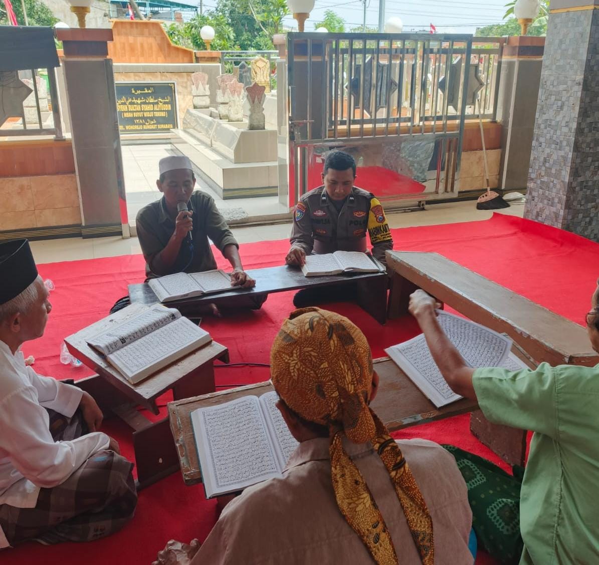 Polsek Rungkut Kawal Persiapan Haul Mbah Widjo Truno