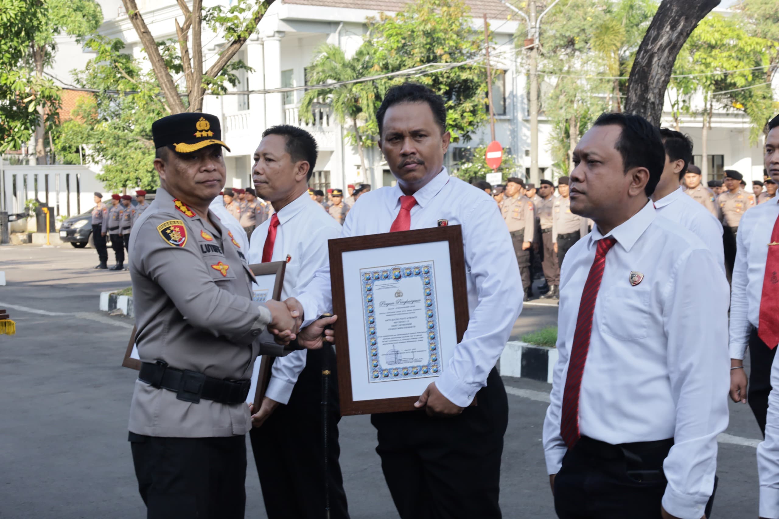 Awal Agustus 2025, Kapolrestabes Surabaya Beri Penghargaan Anggota Berprestasi