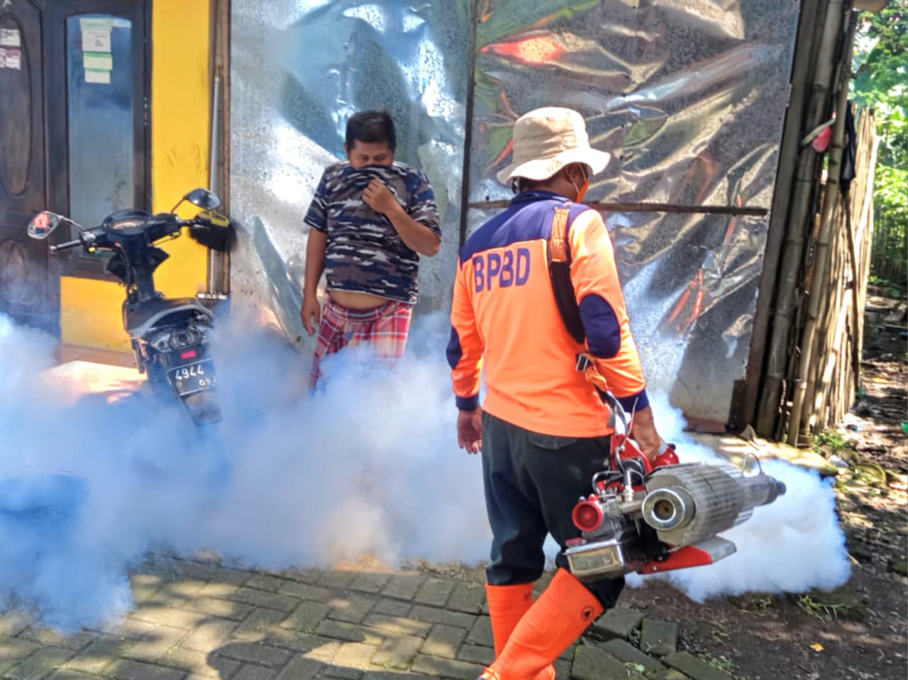 Temukan Kasus DBD, Petugas Masuk Kampung Semprot Fogging