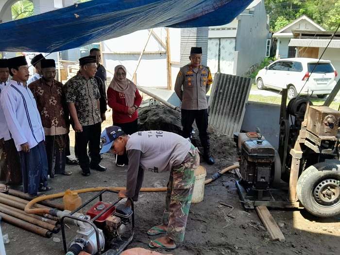 Polres Kediri Berikan Bantuan Sumur Bor untuk Warga Sidomulyo