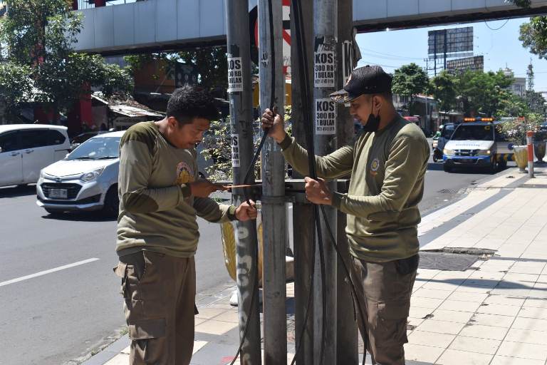 Pemkot Surabaya Tertibkan Kabel Utilitas Ilegal di Lima Lokasi