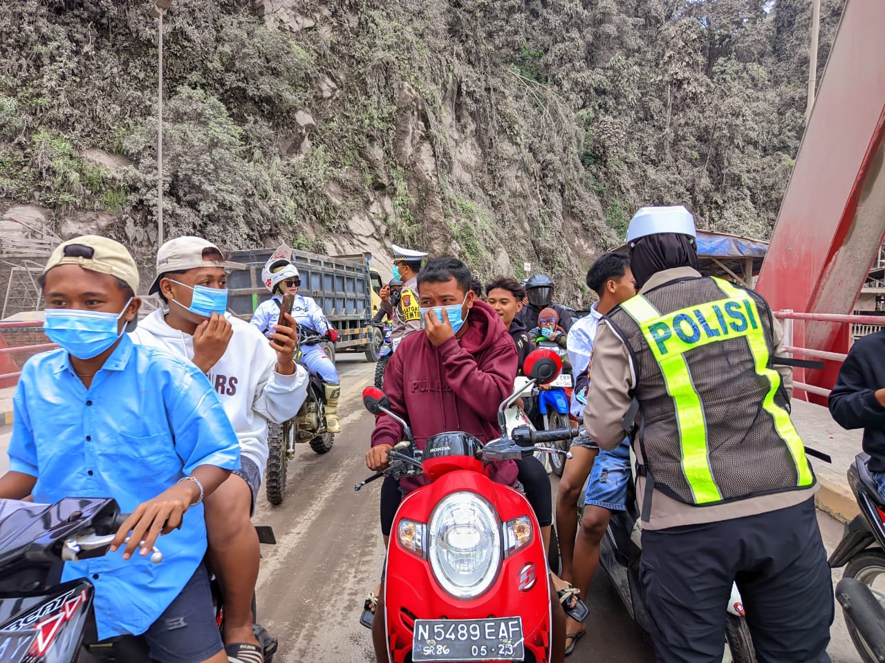 Satlantas Polres Lumajang Bagikan Masker Pasca Erupsi Semeru di Jembatan Besuk Kobokan