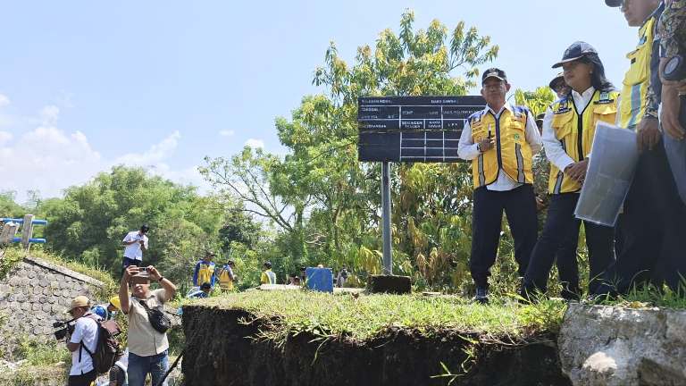 Wamen PU Janji Irigasi Kedungrejo Madiun Pulih dalam Dua Minggu