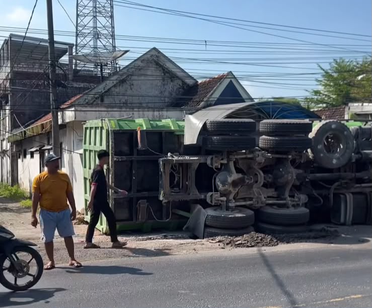 Truk Muat Batu Urukan Terguling, Robohkan Pagar Rumah di Sidayu Gresik