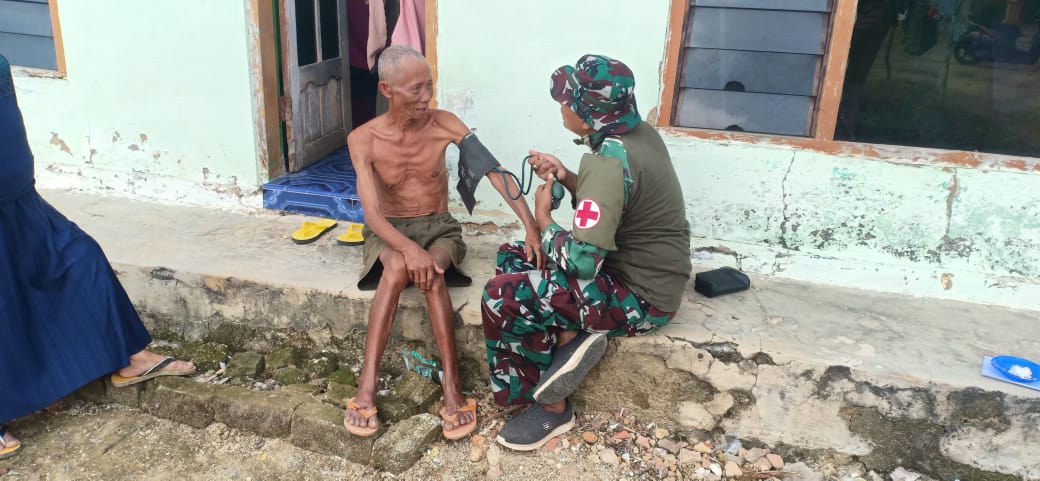 Sentuhan Satgas TMMD Jaga Lansia Hipertensi di Pelosok Desa