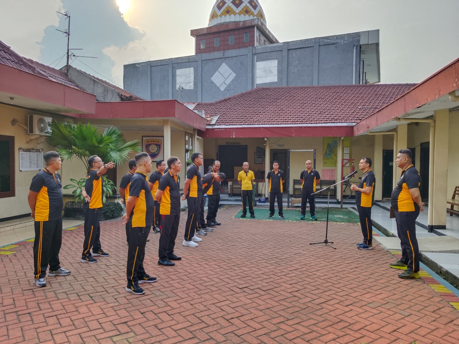 Polsek Wonocolo Gelar Apel Pagi dan Olahraga Rutin Jaga Kebugaran Anggota