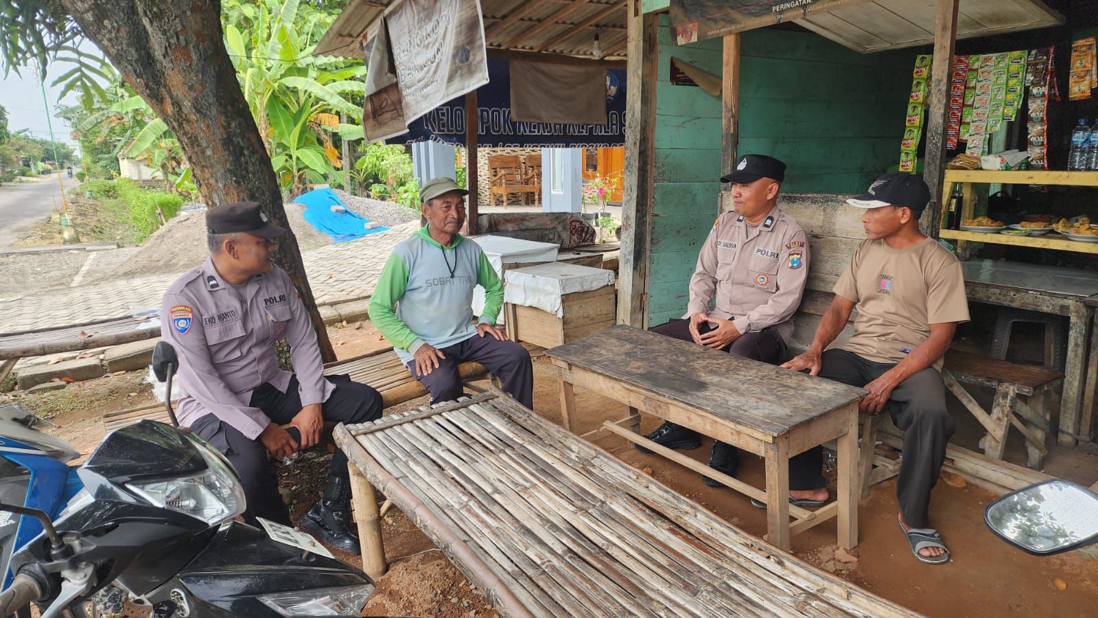 Akrab, Polisi Ngawi Ngopi Bareng Warga Padas