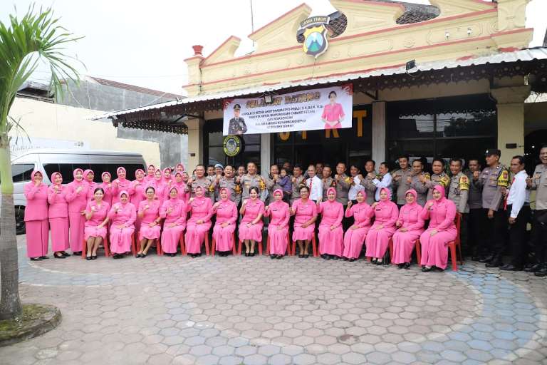 Kapolres Kediri AKBP Bramastyo Kunjungi Polsek Gurah, Tekankan Pembinaan dan Kekompakan Personel