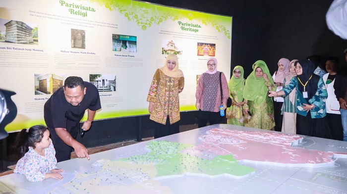 Kunjungi Gresik Universal Science, Gubernur Khofifah Terpukau Instalasi Damar Kurung