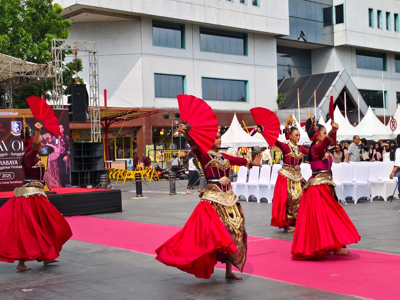 Gebrak Kota Lama, Tarian Pesona Jawa Timur SMKN 6 Surabaya Pukau Ribuan Mata di Surabaya Fashion Festival 2025