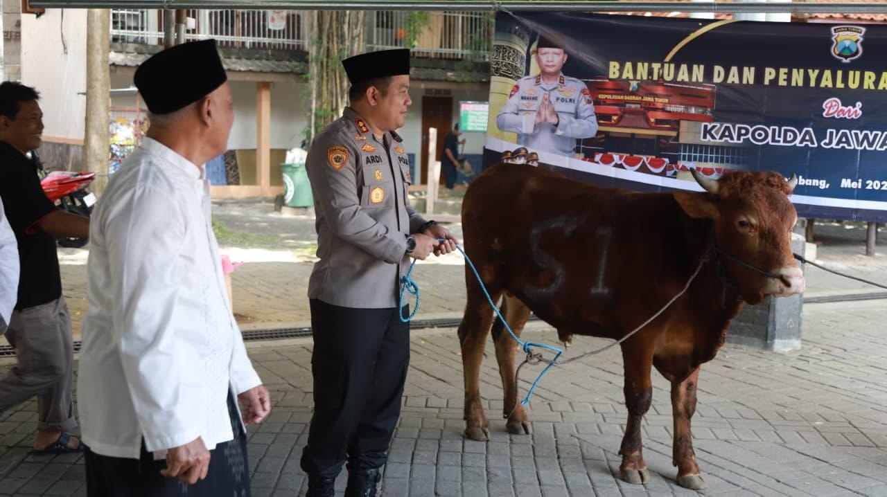 Kapolres Jombang Serahkan Hewan Kurban untuk Pondok Pesantren 