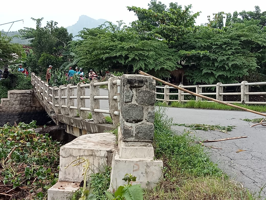 Jembatan Penghubung Sumbergempol-Boyolangu Ambrol