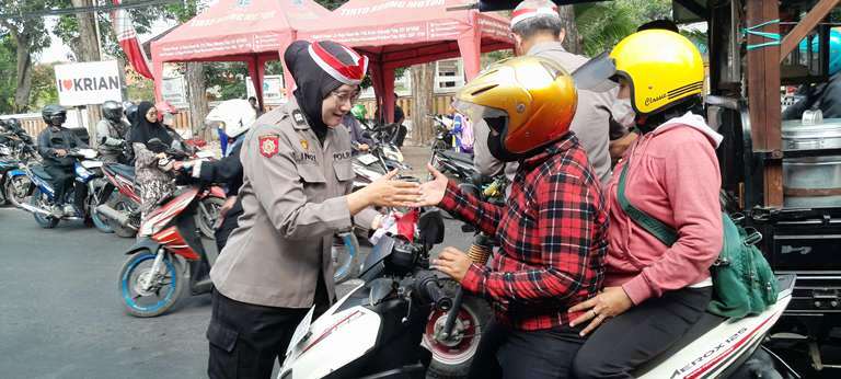 Polisi Sidoarjo Bagi-bagi Bendera Merah Putih