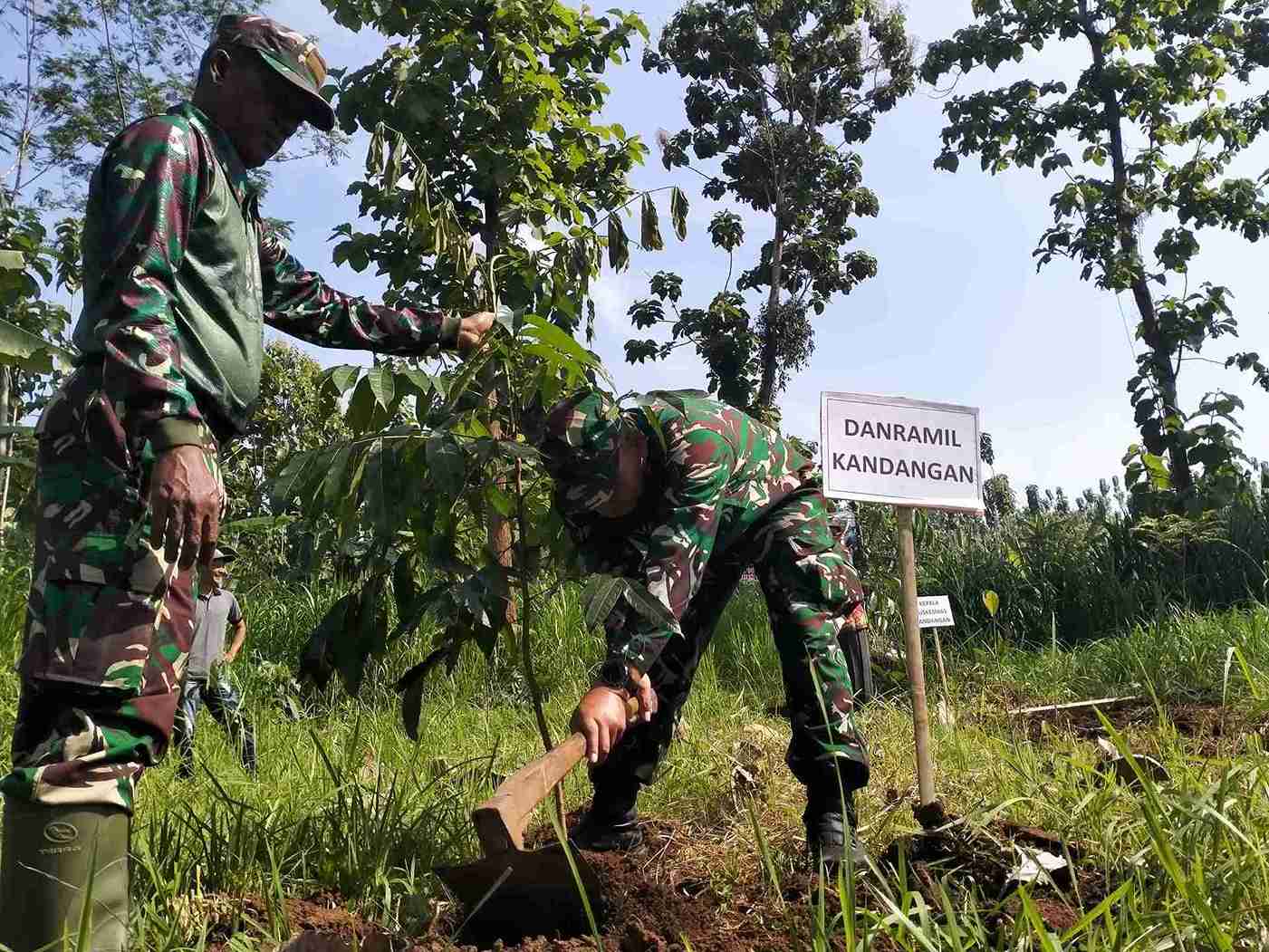 TNI Kediri Hijaukan Lereng Arjuno di Kandangan