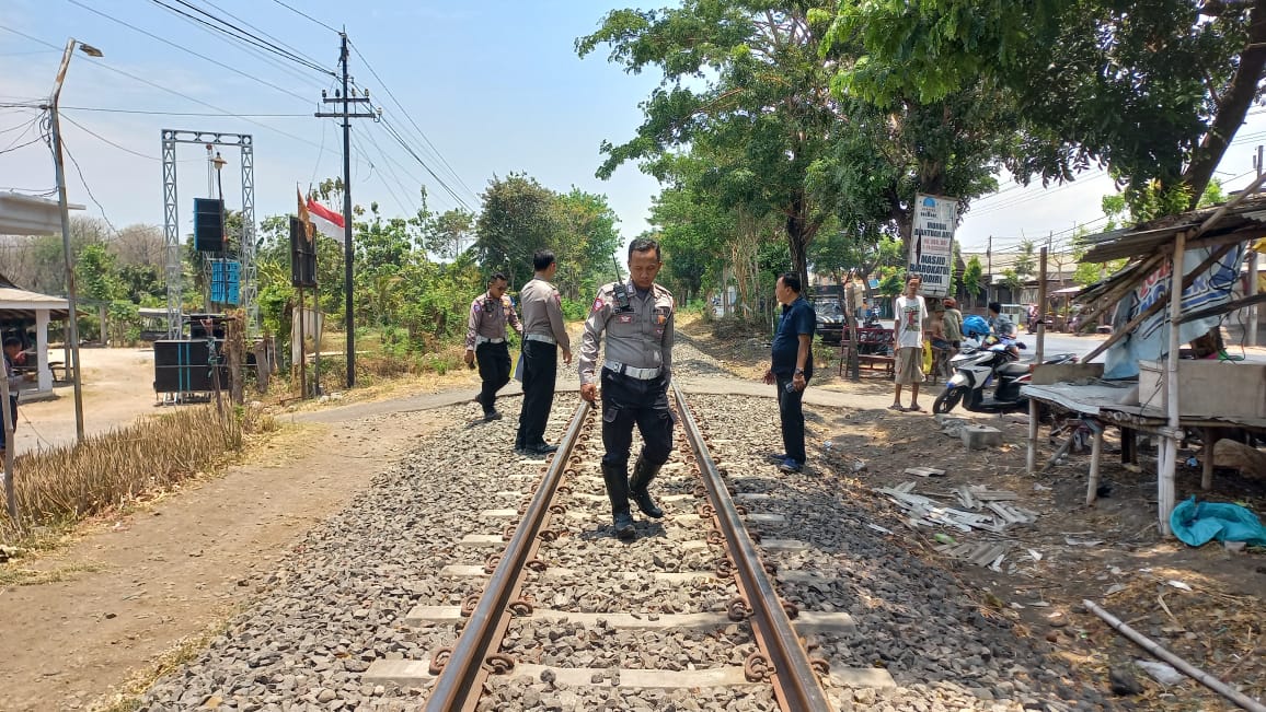 Pulang dari Pernikahan Teman, 2 Remaja Putri Disambar KA Tawang Alun