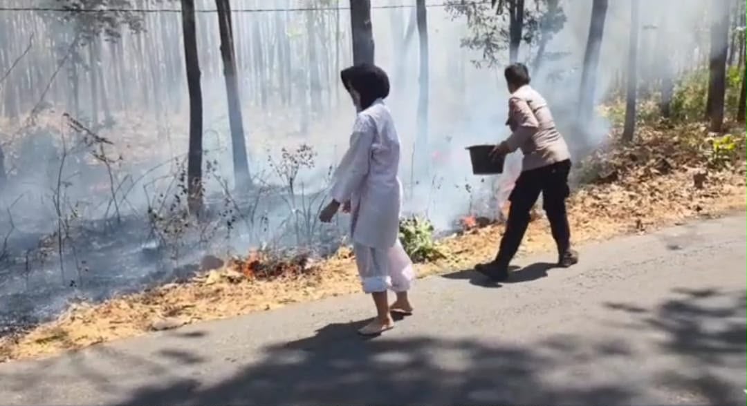 Respons Cepat Polsek Mantingan Polres Ngawi Cegah Karhutla Meluas di Area Hutan