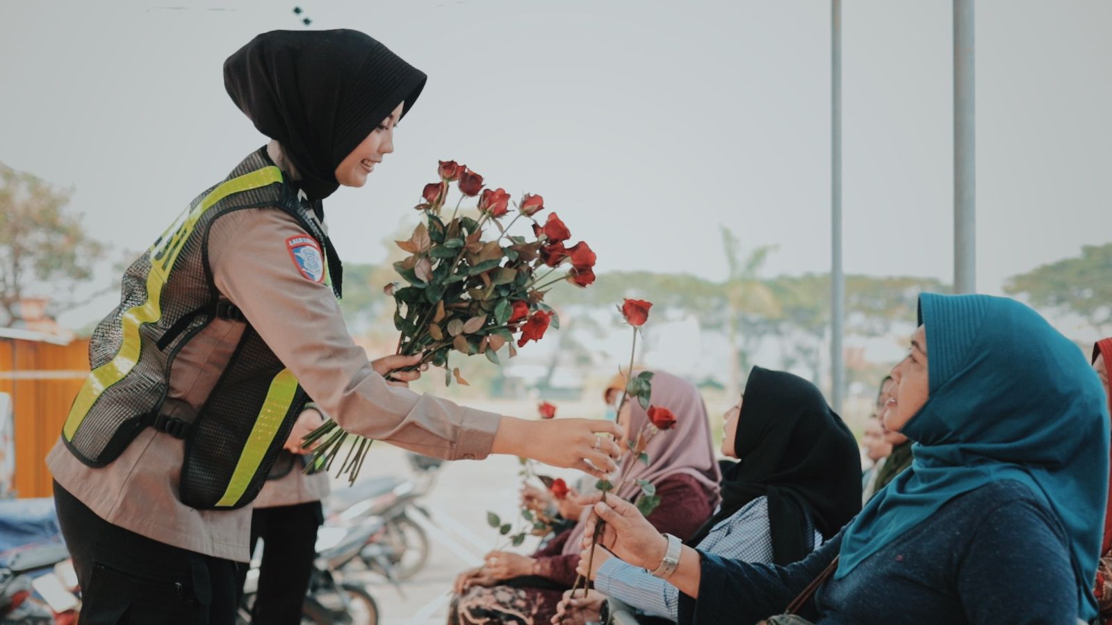Peringati Hari Kartini, Srikandi Satlantas Polres Gresik Bagikan Mawar dan Helm untuk Pemohon SIM Perempuan