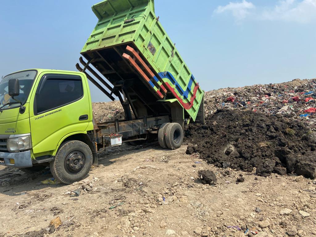 Puluhan Dump Truck Pemkot Mojokerto Uruk Bekas Kebakaran TPA Randegan 