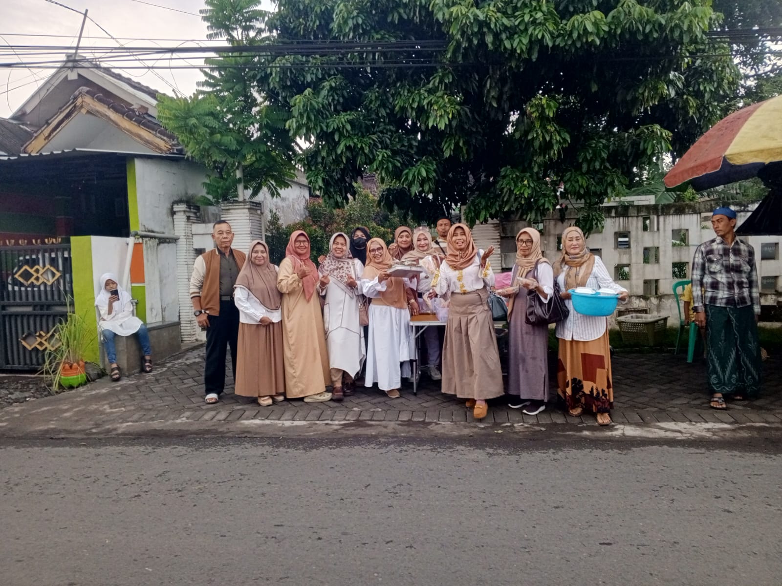 Momen Ramadan Guyub Bernyanyi  Kolaborasi Fans Delta Arisan Bagikan Takjil Gratis