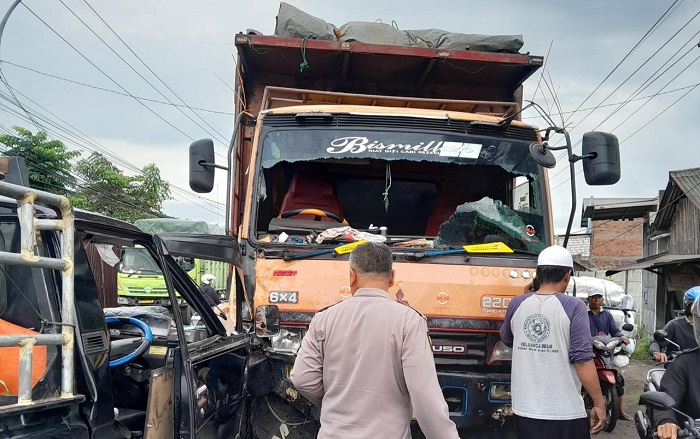 Truk dan Pikap Adu Banteng di Kedamean Gresik, Balita Meninggal Dunia