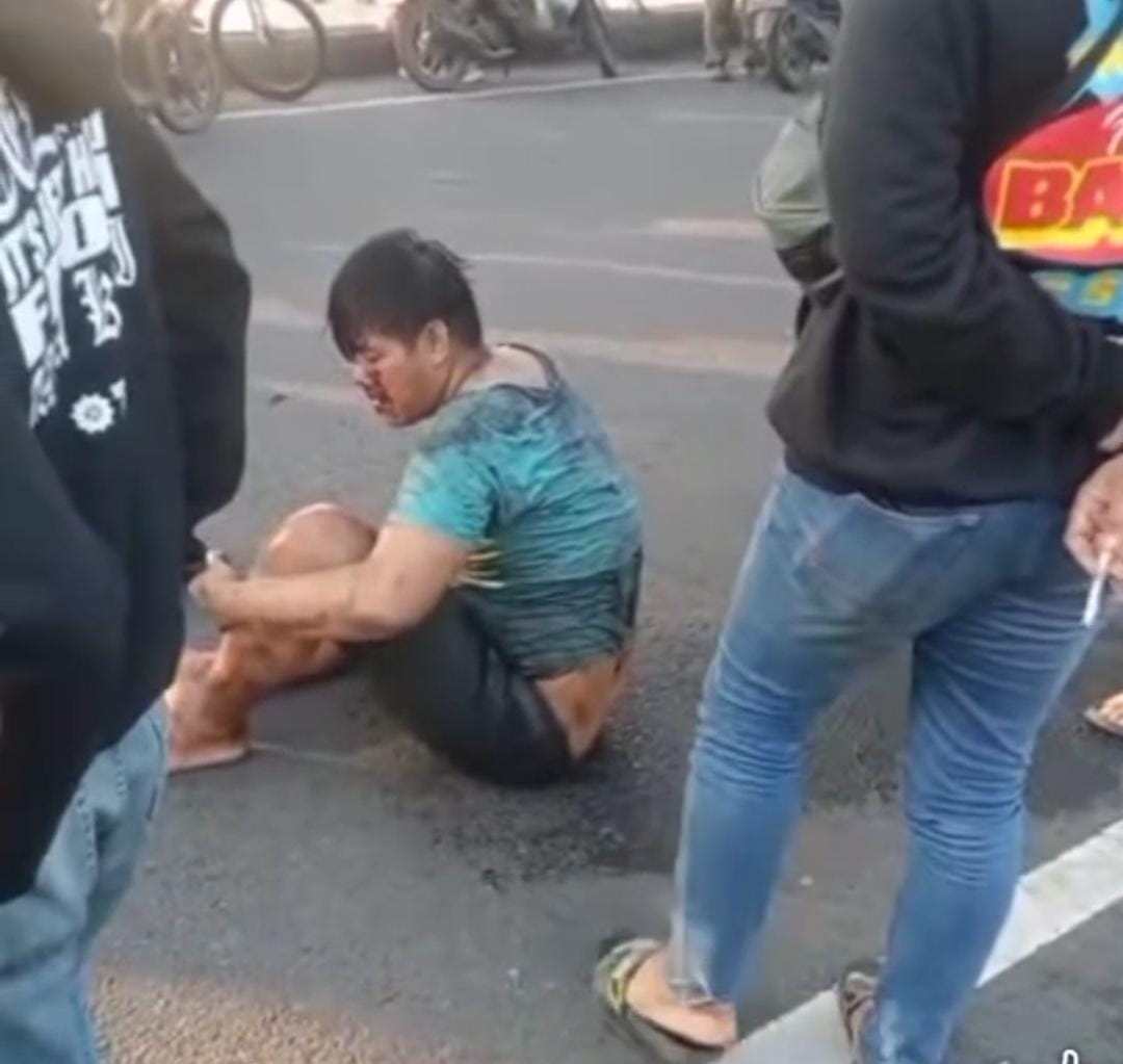 Ditinggal Kabur Teman, Pencuri Motor di Ketintang Babak Belur Dihajar Massa