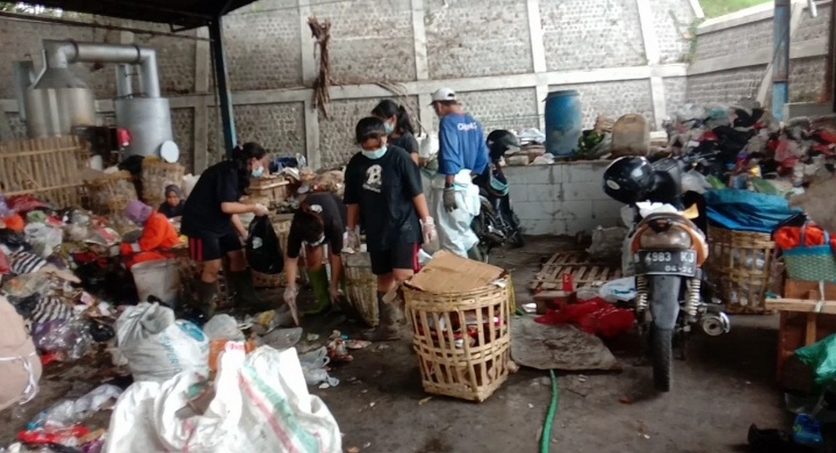 Kunjungi TPS3R Temas, DLH Kota Batu Pantau Pemilahan Sampah 