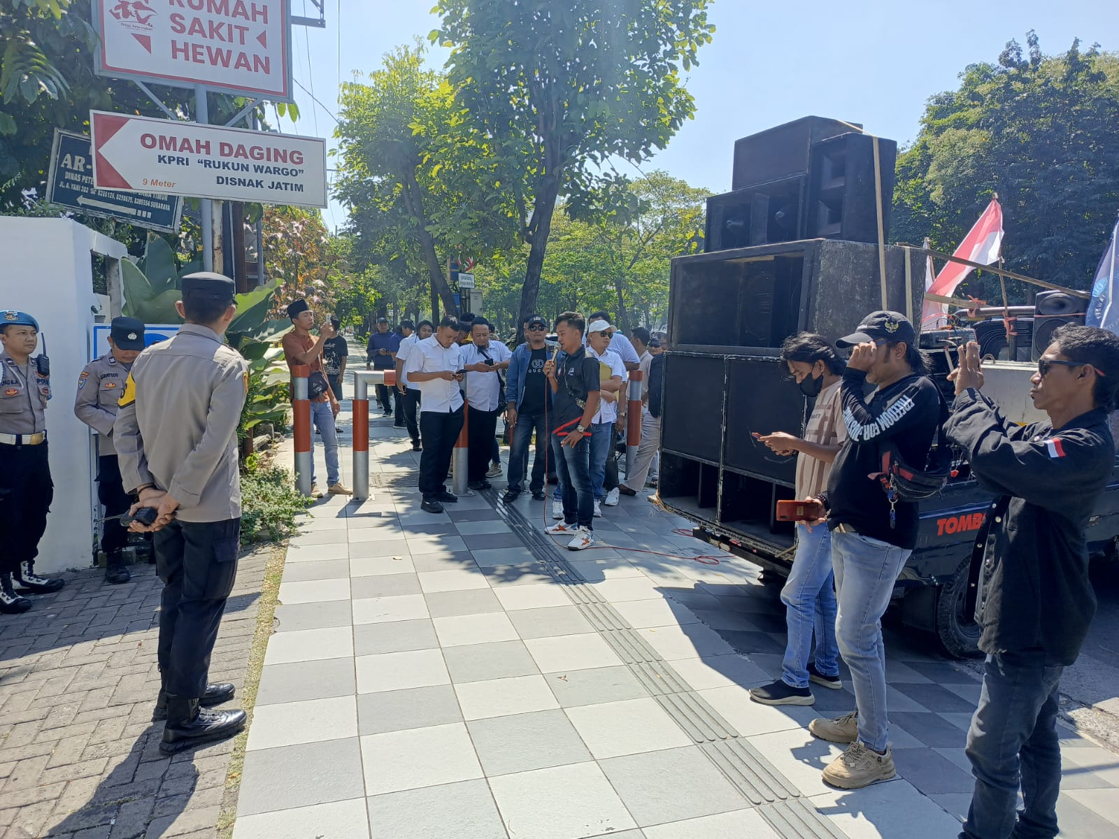 Polsek Gayungan Siagakan Personel, Kawal Aksi Unjuk Rasa NGO Jatim di Dinas Peternakan