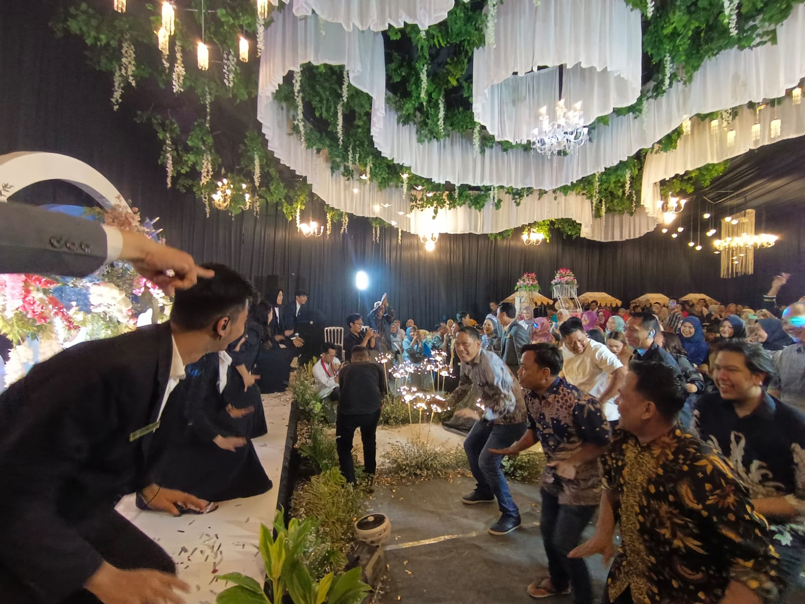 Suasana Haru Bahagia Menyelimuti Pernikahan Ardan dan Atika