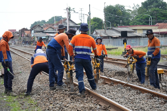 Pastikan Keselamatan dan Kenyamanan Angkutan Lebaran, KAI Daop 8 Surabaya Intensifkan Perawatan Jalur KA