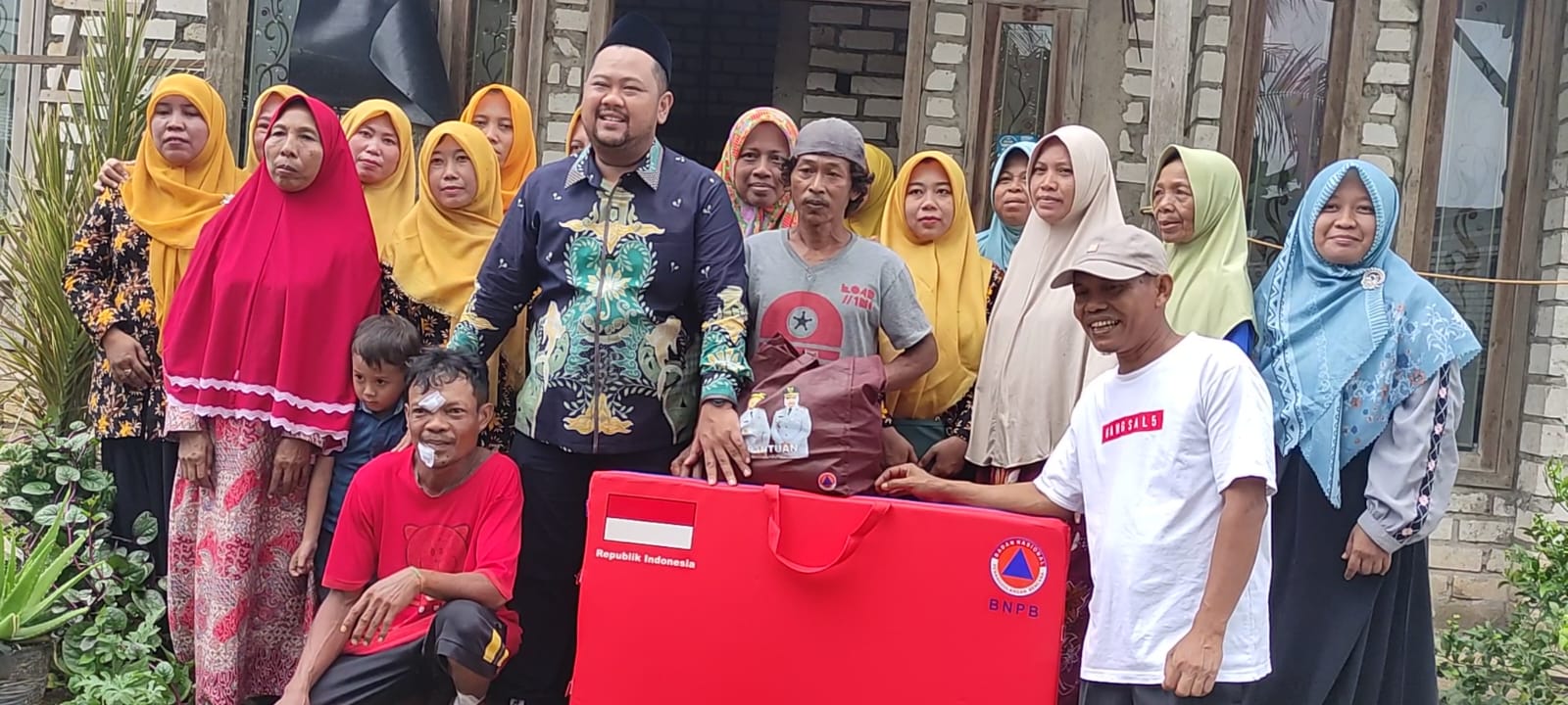 Respon Cepat, Bupati Gresik Kunjungi dan Beri Bantuan Korban Angin Puting Beliung di Ujungpangkah