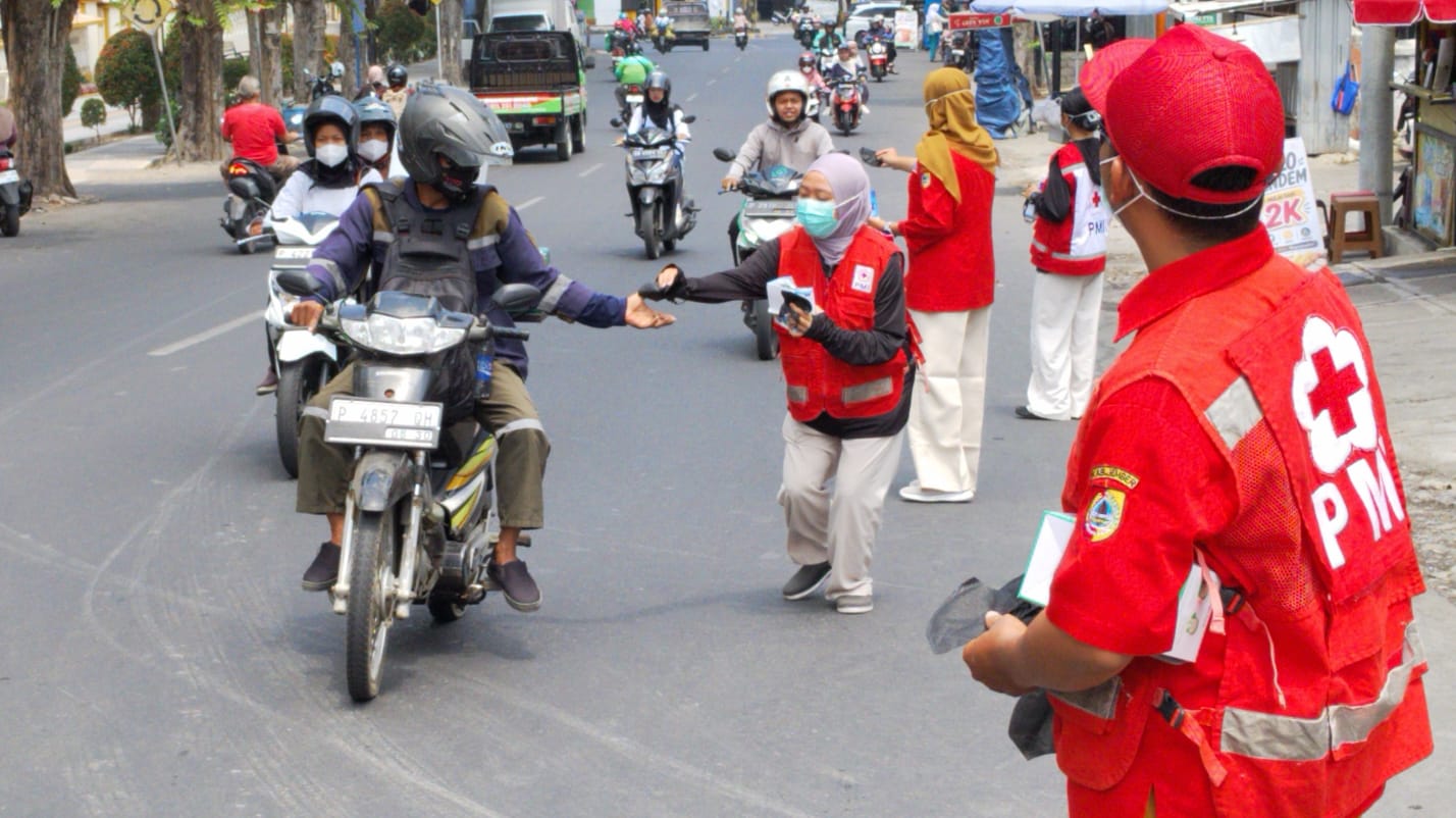 Flu A dan ISPA Mengganas di Jember, PMI Turun Jalan Bagikan Masker Gratis