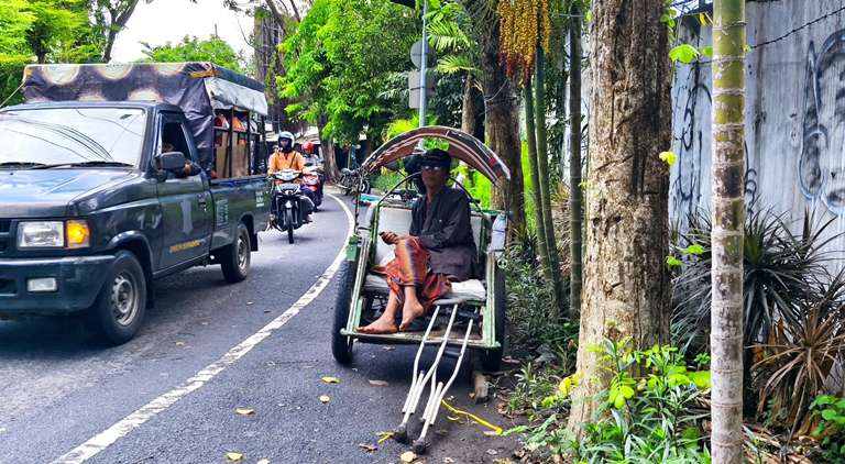 Nasib Tukang Becak Terpinggirkan di Era Ojek Online: Sehari hanya Rp 10 Ribu