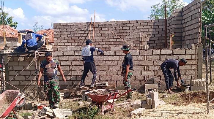 Satgas TMMD ke 121 Bantu Angkat Batako Percepat PembangunanRTLH Milik Bakri